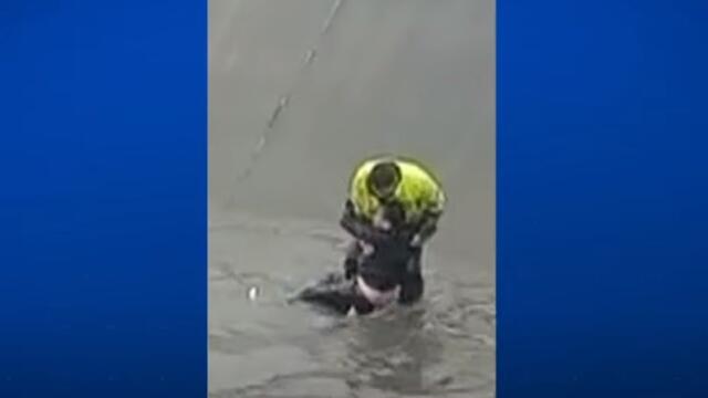 Policía en Bogotá rescató a hombre que había caído en un caño. Policía en Bogotá rescató a hombre que había caído en un caño.