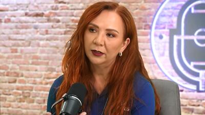 Georgina Ruiz Sandoval 'Goga' pone a Egan Bernal en el podio de la Vuelta a España 2025.jpg