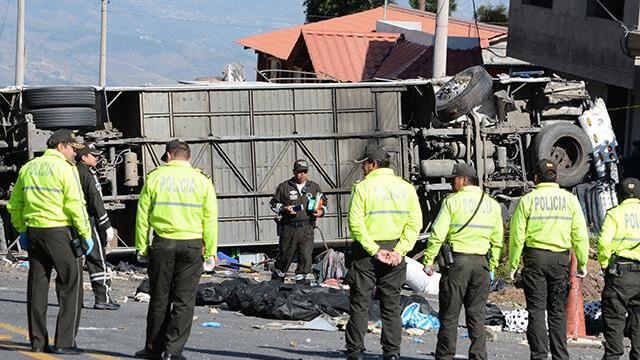 Avanzan investigaciones sobre fatídico accidente de bus en Ecuador Avanzan investigaciones sobre fatídico accidente de bus en Ecuador