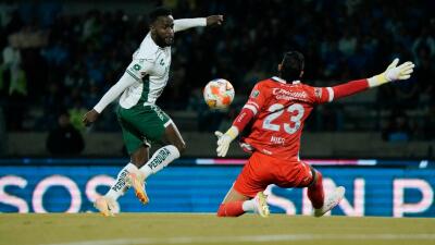 Kevin Mier y Stiven Mendoza en Cruz Azul contra León. 