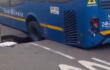 Bus del SITP es tragado por hundimiento en pavimento