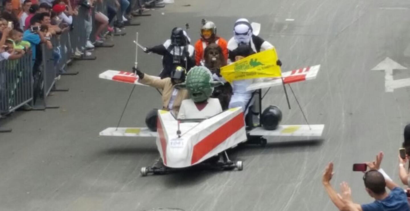 Para hacer más emocionante la carrera los participantes se disfrazan y decoran sus carros. 