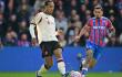 Daniel Muñoz (der.) en acción de juego con el Crystal Palace frente al Liverpool. 