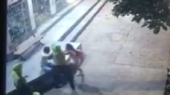 145091_En el video difundido en redes sociales puede observarse cómo el agente golpea al joven. Foto: captura de video suministrado por la familia.