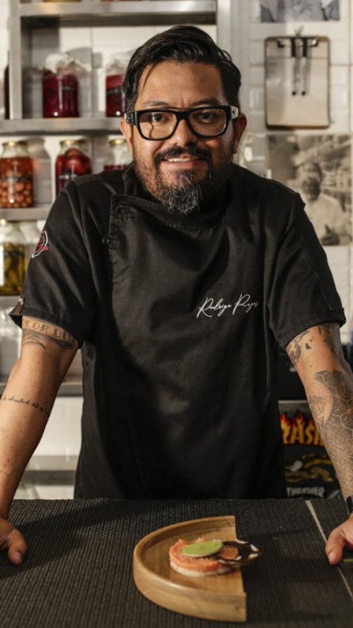 La hoja de coca molida un ingrediente especial en la comida del chef