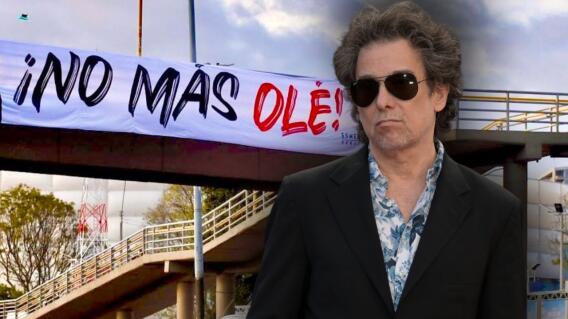 Andrés Calamaro y pancarta de fondo en Bogotá.jpg Andrés Calamaro y pancarta de fondo en Bogotá.jpg