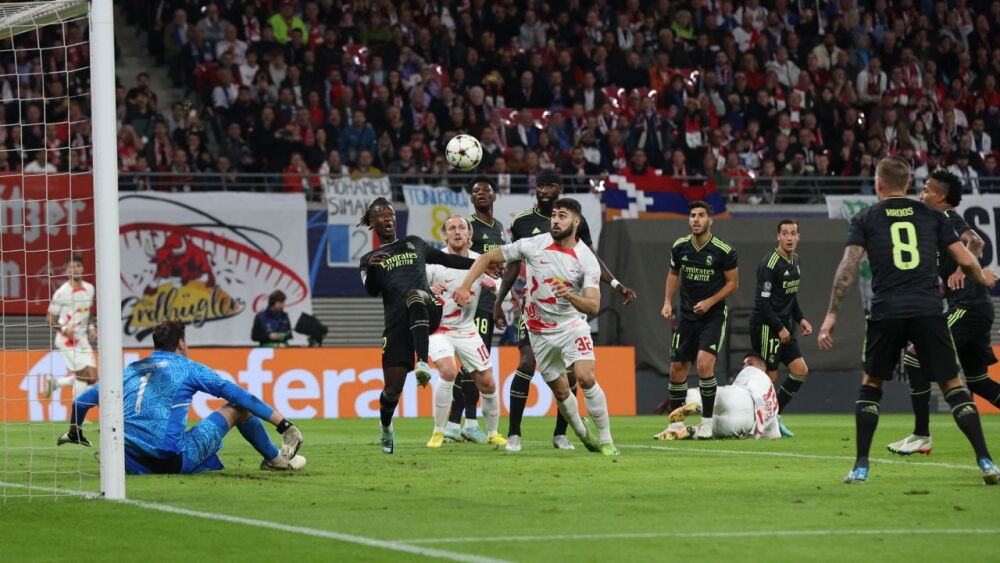El defensa croata del Leipzig Josko Gvardiol (C) marca el primer gol (1-0) durante el partido de fútbol del Grupo F de la Liga de Campeones de la UEFA entre el RB Leipzig y el Real Madrid CF en Leipzig, este de Alemania, el 25 de octubre de 2022. El defensa croata del Leipzig Josko Gvardiol (C) marca el primer gol (1-0) durante el partido de fútbol del Grupo F de la Liga de Campeones de la UEFA entre el RB Leipzig y el Real Madrid CF en Leipzig, este de Alemania, el 25 de octubre de 2022.