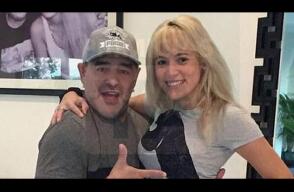 El exfutbolista, de 54 años de edad, posó junto a su mujer, Rocío Oliva, en la primera fotografía difundida tras su cambio de imagen.