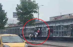 Estudiantes se cuelan en TransMilenio