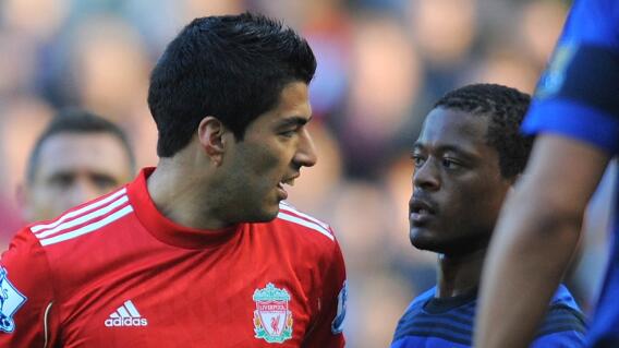 Luis Suárez y Patrice Evra, en juego por la Premier League..jpeg Luis Suárez y Patrice Evra, en juego por la Premier League..jpeg