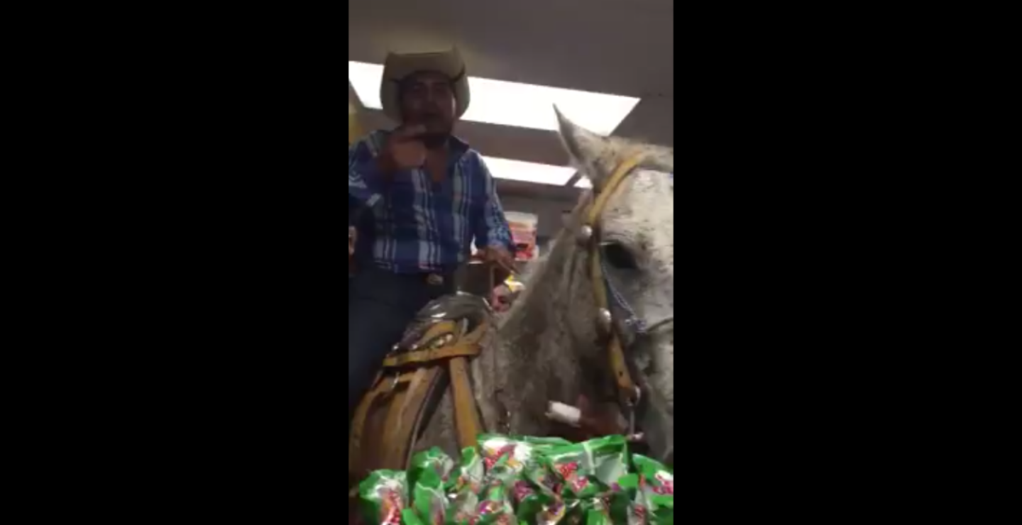 296502_BLU Radio. Hombre entró a caballo a una tienda para comprar cerveza // Foto: Captura pantalla