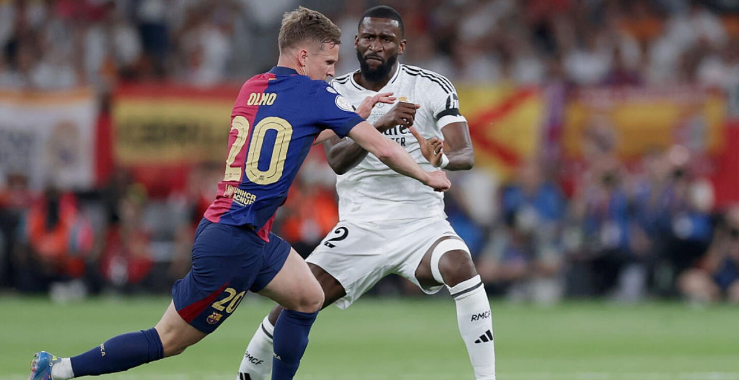 Antonio Rüdiger disputa un balón con Dani Olmo en la final de la Copa del Rey. 
