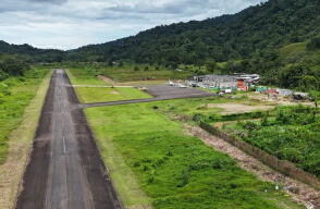 El acceso a Bahía Solano es principalmente por vía aérea, con vuelos diarios desde Medellín, Quibdó, Cali y Bogotá al aeropuerto José Celestino Mutis. 
