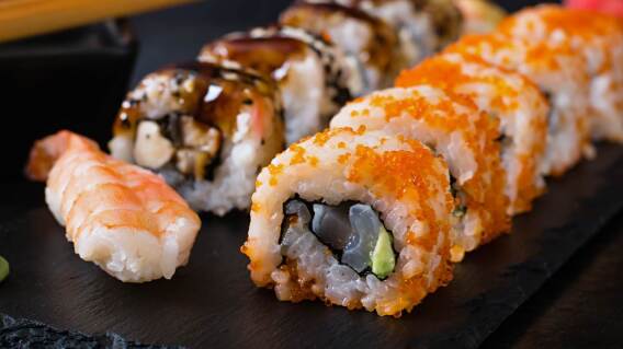 Joven desarrolló una enfermedad crónica tras consumir sushi