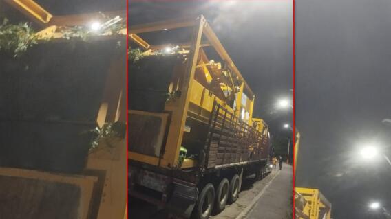 Esta fue la tractomula que transportaba la carga extra dimensionada que terminó impactando y derribando el puente peatonal en Girón..jpg