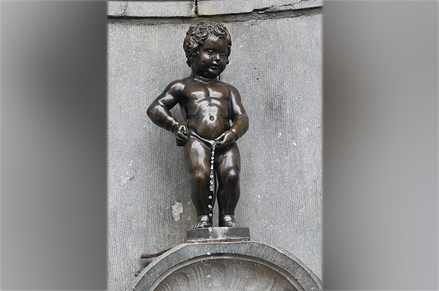 Famosa estatua de niño desnudo y orinando cumple 400 años