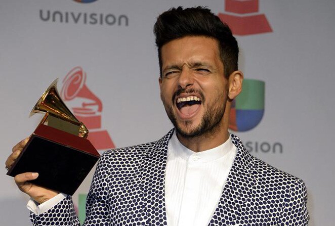 199764_Draco celebrando la vida y su premio a Álbum del año en los Arriba la temperatura con Wisin & Yandel en los Premios Grammy Latino 2013