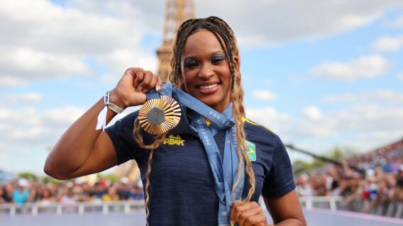 Rebeca Andrade, medallista olímpica en París 2024, celebra sus victorias en los Juegos Rebeca Andrade, medallista olímpica en París 2024, celebra sus victorias en los Juegos