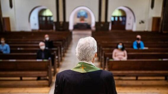 Imagen de referencia, Pastor en iglesia Imagen de referencia, Pastor en iglesia
