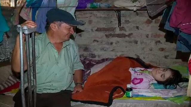 Gracias a vecinos, padre e hija en condición de discapacidad que viven solos tienen nuevo hogar