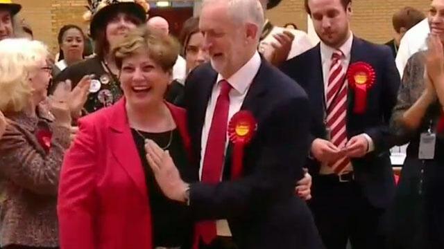 ¿Choca esos cinco? Político inglés vive un embarazoso momento por cuenta de sus manos