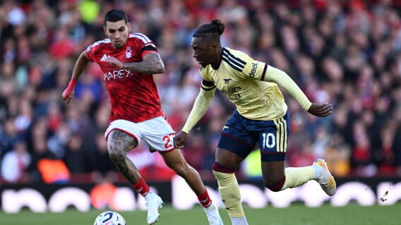 Daniel Muñoz en Nottingham Forest vs. Arsenal, en juego por la Premier League. 