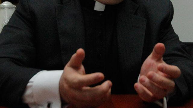 Polémica carta que deben firmar sacerdotes para eximir a iglesia católica de casos de pederastia