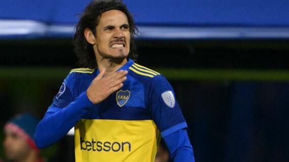 Edinson Cavani, delantero uruguayo de Boca Juniors, se lamenta por un gol errado en la Copa Libertadores 2024 Edinson Cavani, delantero uruguayo de Boca Juniors, se lamenta por un gol errado en la Copa Libertadores 2024