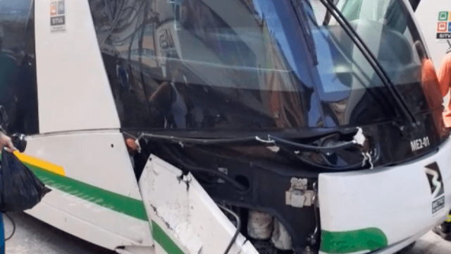 Fuerte choque entre el tranvía y camioneta que se pasó un semáforo en rojo