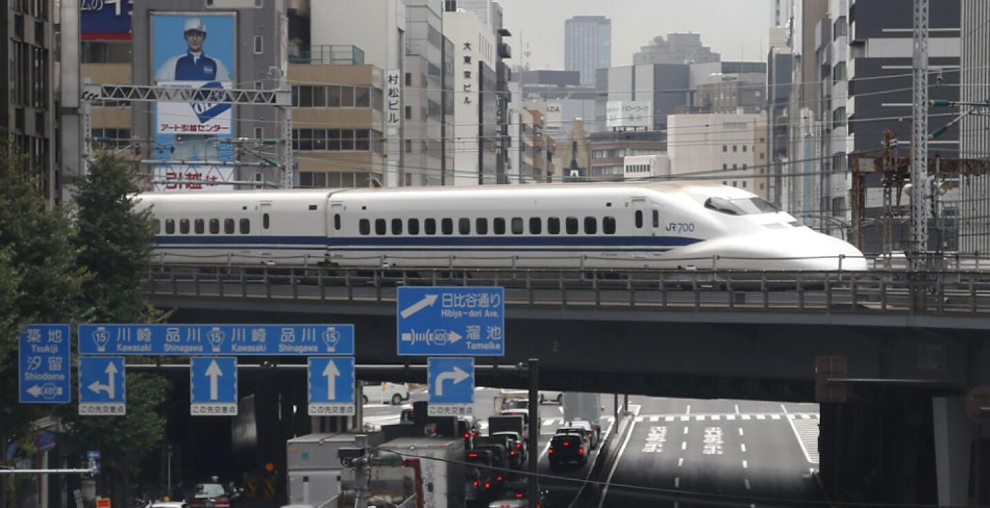 Recorrer el país en un tren de súper velocidad se ha convertido en algo habitual en muchos países, pero era inaudito cuando Japón lanzó su tren bala entre Tokio y Osaka, hace 50 años.