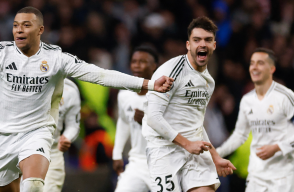 Raúl Asencio celebra un gol de Kylian Mbappé, con Real Madrid contra Barcelona, en la final de la Copa del Rey