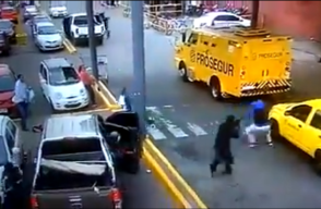 297809_BLU Radio. Banda asaltó un supermercado en 40 segundos y se robó USD240 mil // Foto: Captura