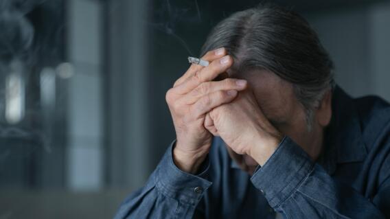 Persona fumando, imagen de referencia Persona fumando, imagen de referencia