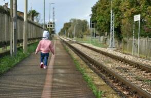 Niña sobrevive a accidente de tren