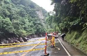 Parte de una montaña se derrumbó en Boyacá y cayó sobre camioneta: dos personas resultaron heridas Parte de una montaña se derrumbó en Boyacá y cayó sobre camioneta: dos personas resultaron heridas