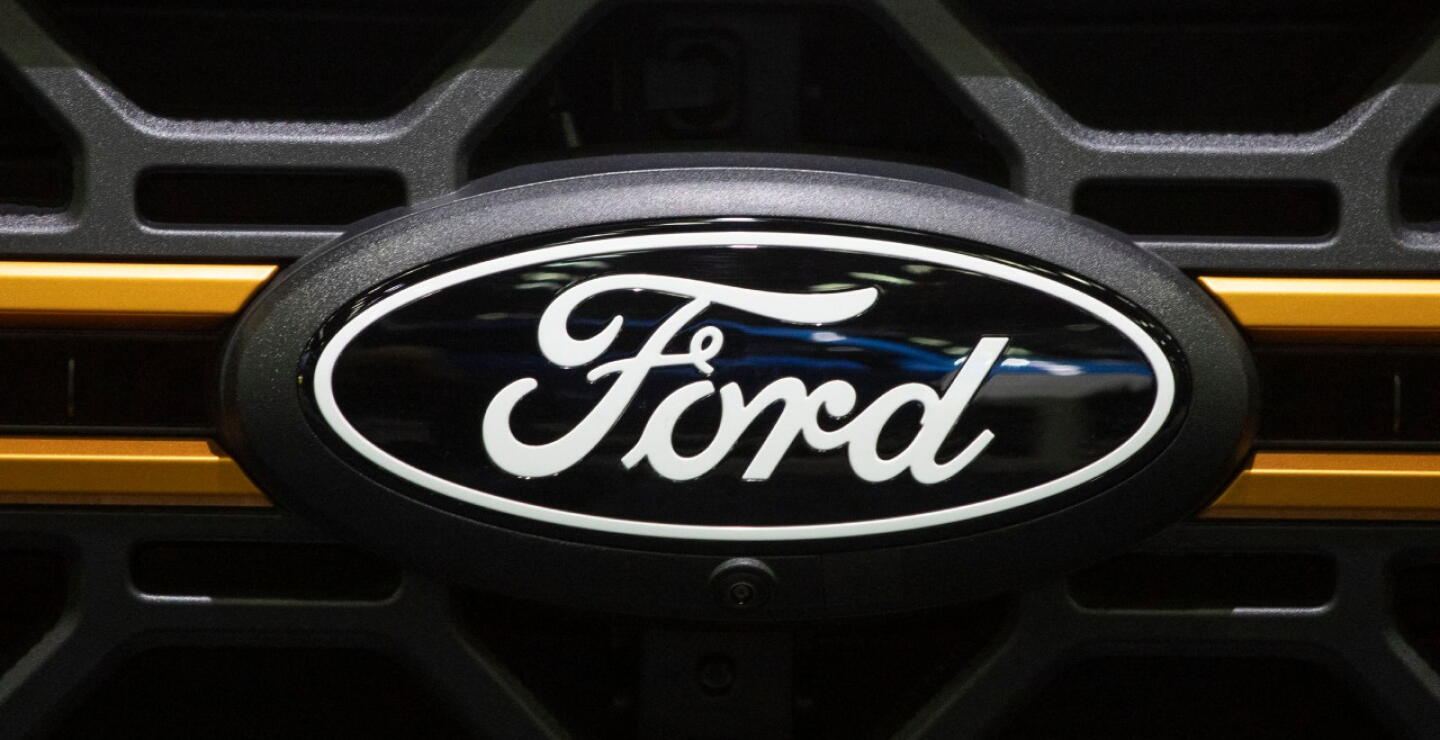 El logotipo de Ford se exhibe en una camioneta Ford en el Salón del Automóvil de Detroit 2025, celebrado en Huntington Place, Detroit, Michigan.