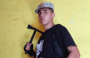 Joven le da 'martillazos' a sus compañeros