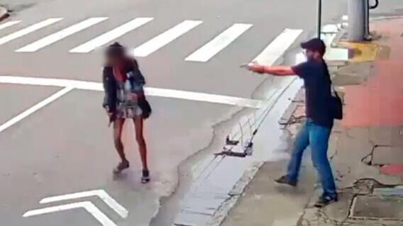 19734_En Brasil una mujer pedía dinero para poder comer y recibió un balazo a cambio - Foto YouTube 19734_En Brasil una mujer pedía dinero para poder comer y recibió un balazo a cambio - Foto YouTube