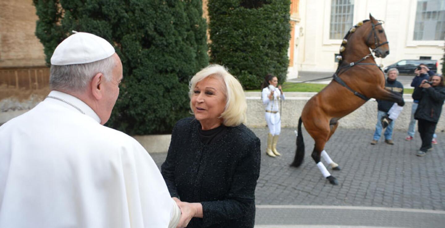 El aula Pablo VI del Vaticano fue el escenario para los números de un perro amaestrado, equilibristas y de payasos.