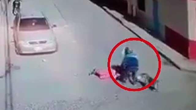 Por no dejarse robar, delincuentes arrastran y golpean violentamente a una mujer Por no dejarse robar, delincuentes arrastran y golpean violentamente a una mujer