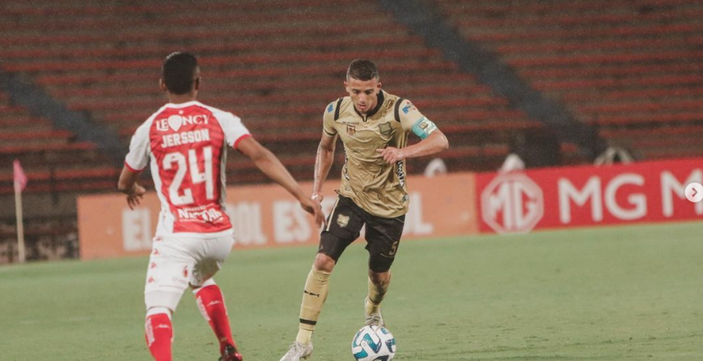 Kevin Castaño (der.), es el capitán de Águilas Doradas. Aquí en un juego contra Santa Fe.