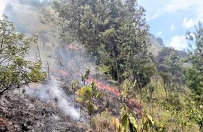 340056_BLU Radio. Incendio en la ladera oriental de Medellín / Foto: Dagrd Medellín