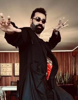 Bako, vocalista de la banda de rock The Mills