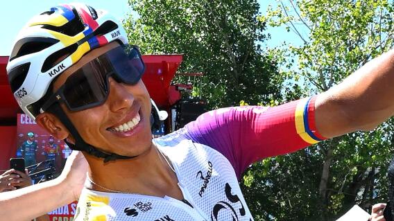 Egan Bernal, visto con su novia en Vuelta a España 2025.jpg Egan Bernal, visto con su novia en Vuelta a España 2025.jpg