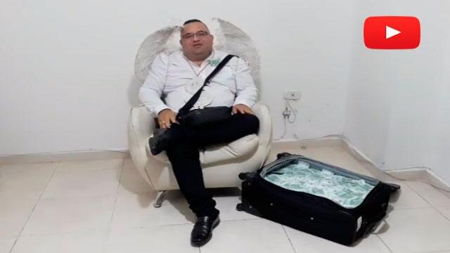Con alas y todo, este youtuber se ha dedicado a regalar dinero en calles de Bucaramanga Con alas y todo, este youtuber se ha dedicado a regalar dinero en calles de Bucaramanga