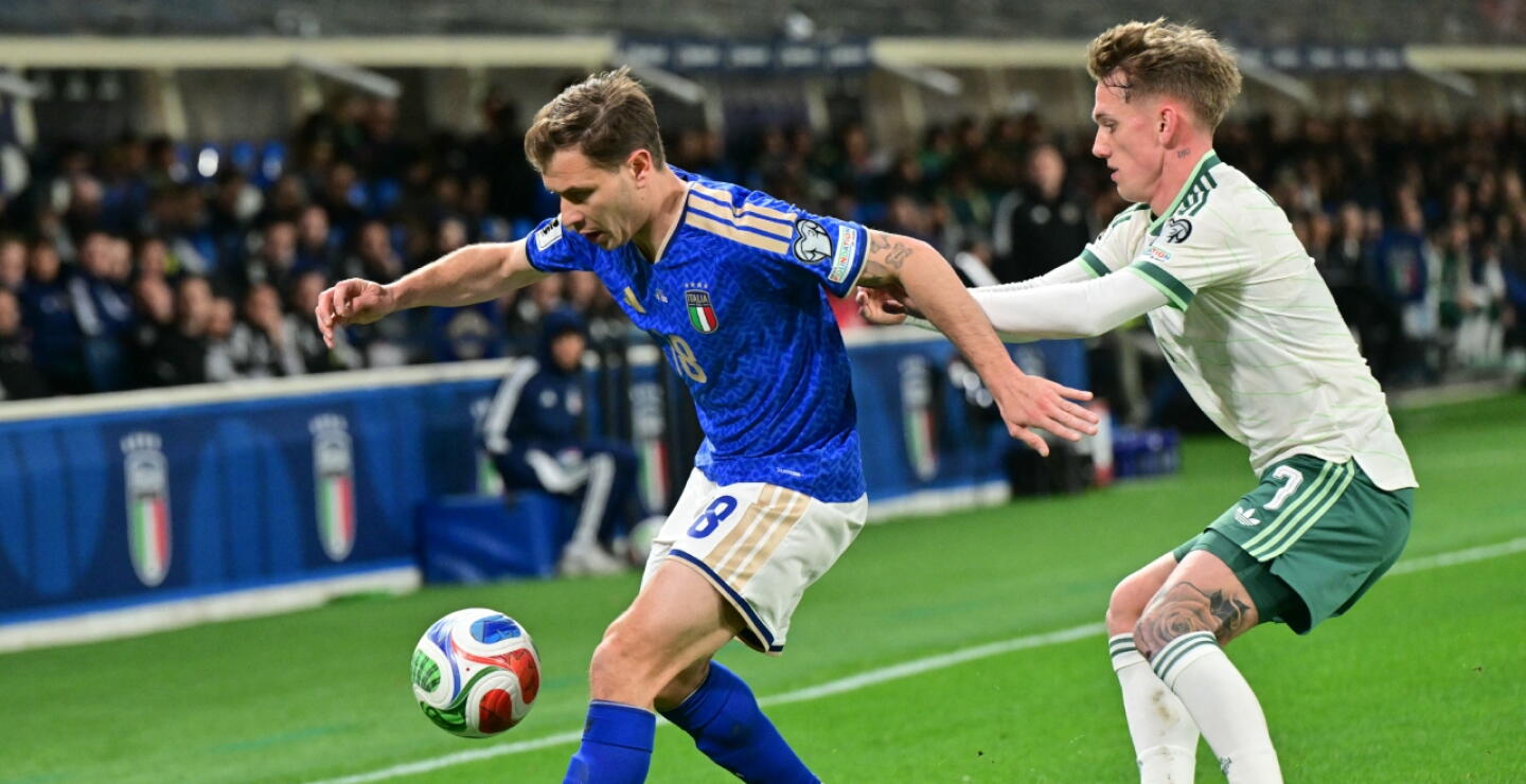 Acción de juego entre Italia vs. Irlanda del Norte en busca de un lugar en el Mundial 2026.