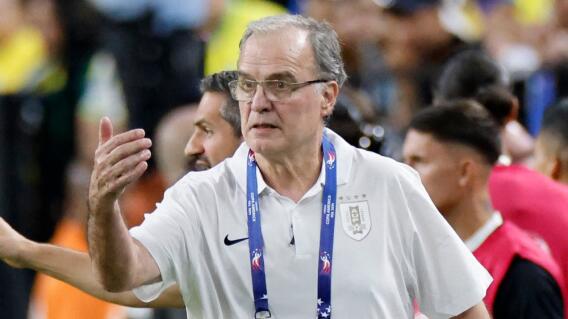 Marcelo Bielsa, director técnico de la Selección Uruguay, da indicaciones en partido de la Copa América 2024 Marcelo Bielsa, director técnico de la Selección Uruguay, da indicaciones en partido de la Copa América 2024