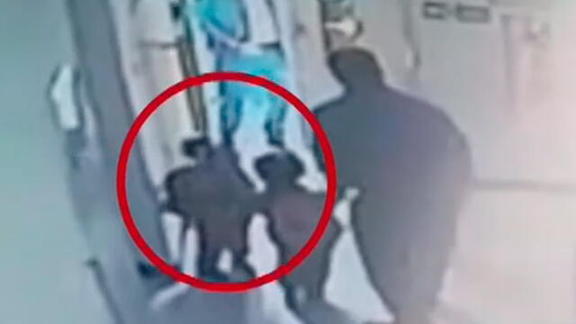 Castigo indignante: sacan a niño de 2 años a la calle y lo dejan solo porque “llegó tarde” al jardín