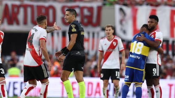 Miguel Ángel Borja, goleador de River Plate, y Frank Fabra, lateral izquierdo de Boca Juniors, en un Superclásico de Argentina Miguel Ángel Borja, goleador de River Plate, y Frank Fabra, lateral izquierdo de Boca Juniors, en un Superclásico de Argentina