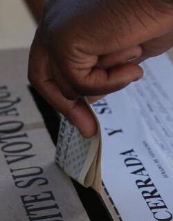 Colombiano votando en la consulta popular sobre la reforma laboral. 